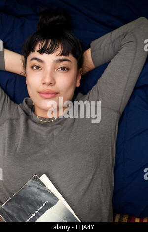 Ansicht der Frau auf dem Bett entspannen Stockfoto