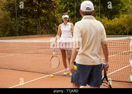 Frau suchen Bei man beim Tennis im Hof spielen Stockfoto