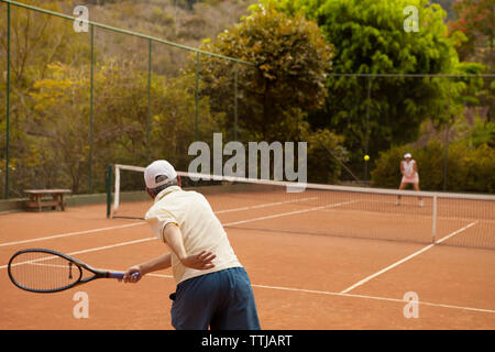 Senior Paar Tennis am Hof genießen. Stockfoto