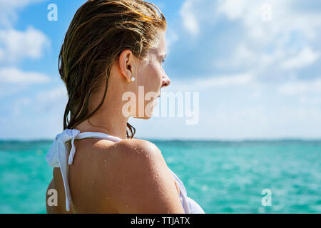 Seitenansicht der Frau in bikini top gegen Sky Stockfoto