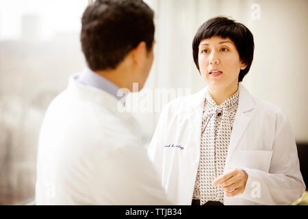 Ärzte im Krankenhaus diskutieren Stockfoto