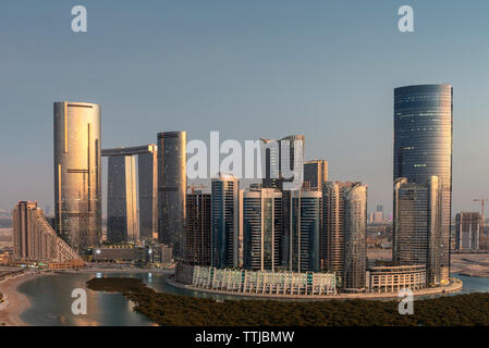 Sonnenuntergang über der Stadt der Lichter von Reem Island in Abu Dhabi, VAE Stockfoto