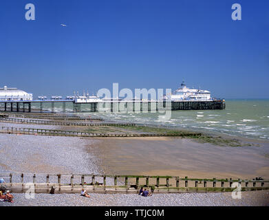 Blick auf Strand und Pier, Eastbourne, East Sussex, England, Vereinigtes Königreich Stockfoto