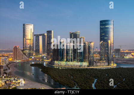 Sonnenuntergang über der Stadt der Lichter von Reem Island in Abu Dhabi, VAE Stockfoto