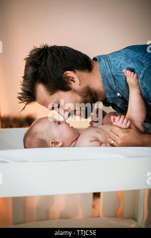 Vater Reiben der Nase mit Sohn zu Hause Stockfoto