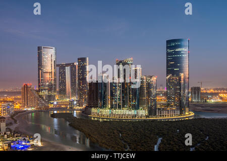 Sonnenuntergang über der Stadt der Lichter von Reem Island in Abu Dhabi, VAE Stockfoto