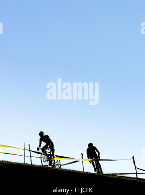 Athleten Radfahren auf gegen den klaren Himmel Stockfoto