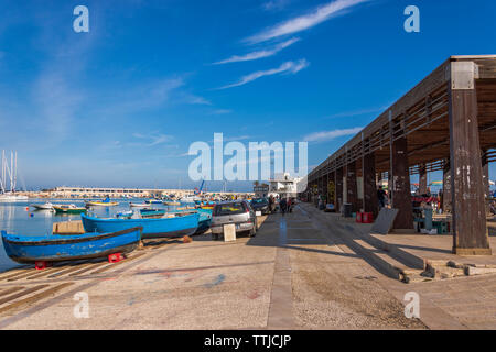 Landschaft mit Fischerbooten in der berühmten alten Hafen und Fischmarkt von Bari günstig an der Adria Küste, Region Apulien, Süditalien. Stockfoto