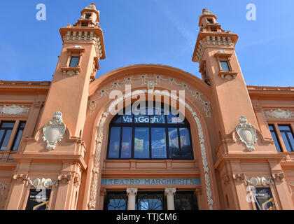 BARI, ITALIEN - 9. FEBRUAR 2019. Fassade von Margherita Opera Theater im Hafen von Bari, Italien. Stockfoto