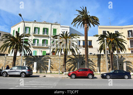 Malerischer Blick auf die Stadt und den Verkehr auf der Straße Lungomare Bari, die Küste entlang der Adria, Süditalien. Stockfoto