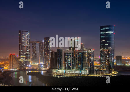 Sonnenuntergang über der Stadt der Lichter von Reem Island in Abu Dhabi, VAE Stockfoto