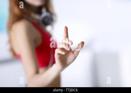 Weibliche Hand mit Zeigefinger auf unscharfen Hintergrund Stockfoto