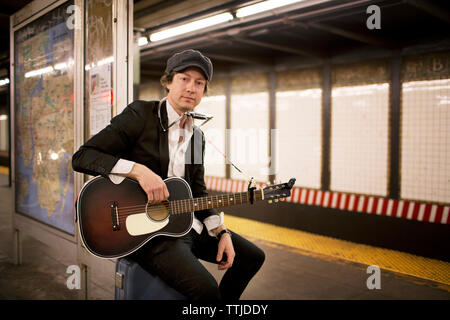 Portrait von strassenmusiker in der Nähe der U-Bahn Stockfoto