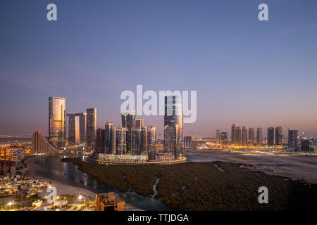 Sonnenuntergang über der Stadt der Lichter von Reem Island in Abu Dhabi, VAE Stockfoto