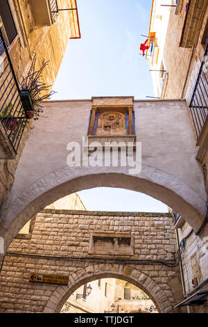 BARI, ITALIEN - 9. FEBRUAR 2019. Arch und Architektur in der Altstadt von Bari, Apulien, Süditalien. Stockfoto