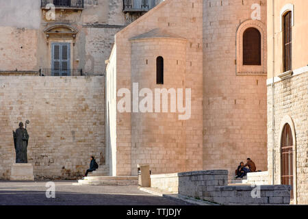 Teil der Päpstlichen Basilika di San Nicola (Basilika des Heiligen Nikolaus), Kirche in Bari, Süditalien, wichtige Wallfahrt. Stockfoto