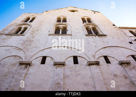 Fassade der Päpstlichen Basilika di San Nicola (Basilika des Heiligen Nikolaus), Kirche in Bari, Süditalien, wichtige Wallfahrt. Stockfoto