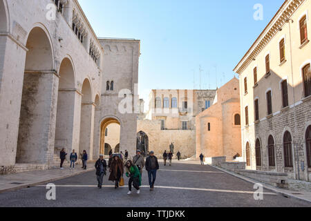 Teil der Päpstlichen Basilika di San Nicola (Basilika des Heiligen Nikolaus), Kirche in Bari, Süditalien, wichtige Wallfahrt. Stockfoto