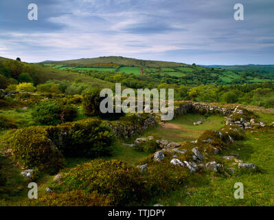 Anzeigen N einer der vier C 13 Dartmoor Langhäuser der Granitfelsen an Hound Tor Verlassenen mittelalterlichen Dorf, Devon, Großbritannien gebaut. Stockfoto