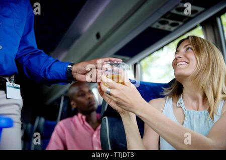 Leitfaden zu trinken, glücklich zu Frau im Bus Stockfoto