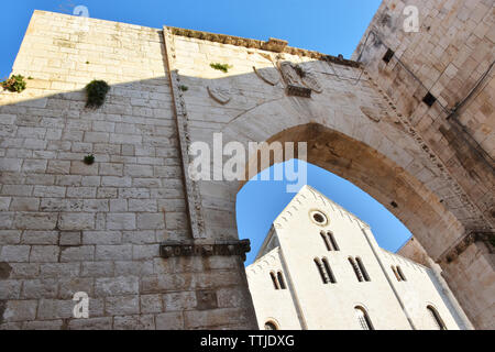 Fassade der Päpstlichen Basilika di San Nicola (Basilika des Heiligen Nikolaus), Kirche in Bari, Süditalien, wichtige Wallfahrt. Stockfoto