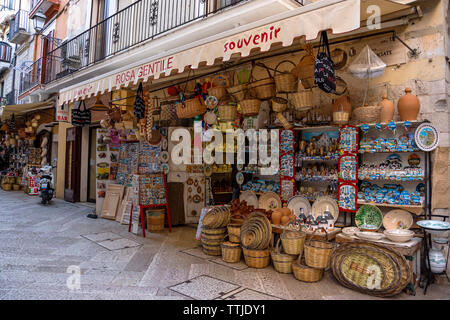 BARI, ITALIEN - 9. FEBRUAR 2019. Typische Markt auf den Straßen der Altstadt von Bari, Apulien, Süditalien. Stockfoto