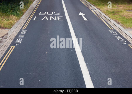 Richtig aus. Links zu schauen. Anweisung für Fußgänger auf einer Art Straße in London, Stadt mit Linksverkehr. Stockfoto