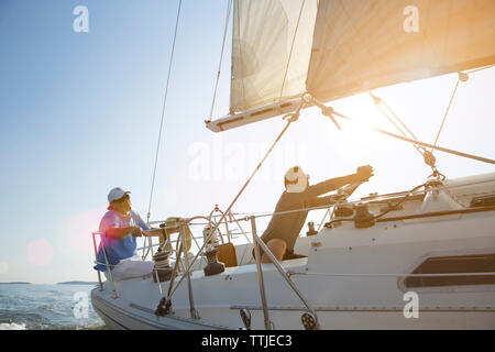 Paar entspannend, während im Yacht Reisen Stockfoto