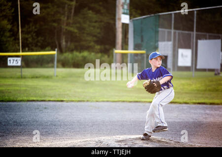 Zuversichtlich player wirft Ball Stockfoto