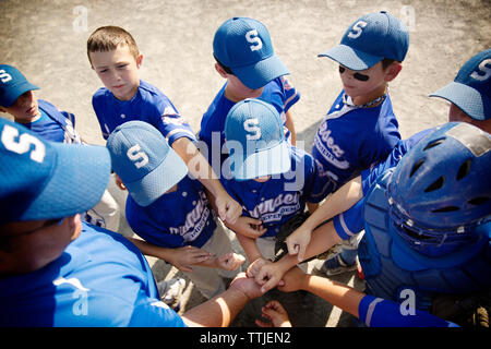 Hohe Betrachtungswinkel von Team huddling auf Feld Stockfoto
