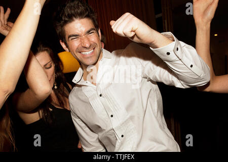 Freunde, tanzen im Nachtclub Stockfoto