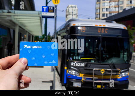 Burnaby, BC, Kanada - 1. Juni 2019 - Hand mit einem Translink Kompass Karte Stockfoto