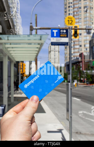 Burnaby, BC, Kanada - 1. Juni 2019 - Hand mit einem Translink Kompass Karte Stockfoto