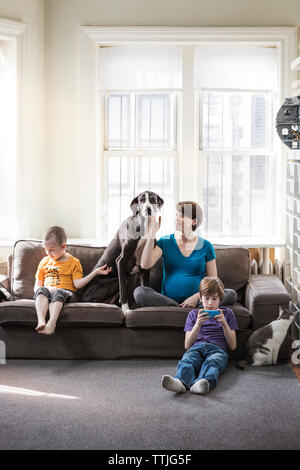 Familie zu Hause entspannen Stockfoto