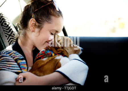 Frau mit Hund im Auto sitzen Stockfoto