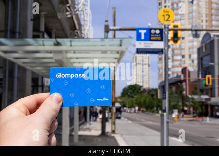 Burnaby, BC, Kanada - 1. Juni 2019 - Hand mit einem Translink Kompass Karte Stockfoto