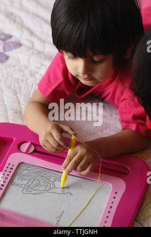 Mädchen auf ein Magna Doodle Zeichnung Stockfoto