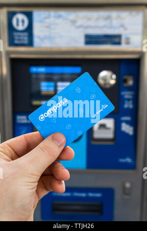 Burnaby, BC, Kanada - 1. Juni 2019 - Hand mit einem Translink Kompass Karte Stockfoto