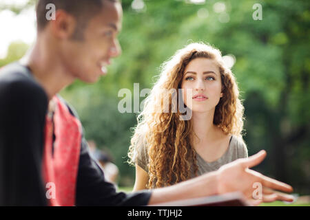 Studenten auf dem Campus im Gespräch Stockfoto
