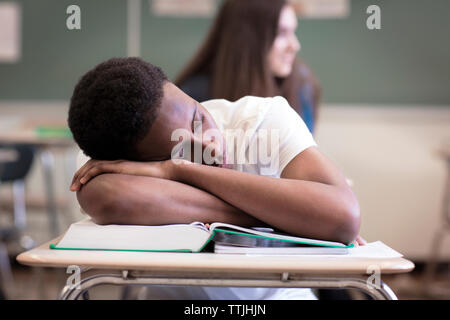 Teenager Jungen schlafen während Lektion im Klassenzimmer Stockfoto