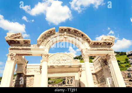 Anzeigen von Hadrian Tempel in Ephesus historische antike Stadt in Selcuk, Izmir, Türkei. Stockfoto