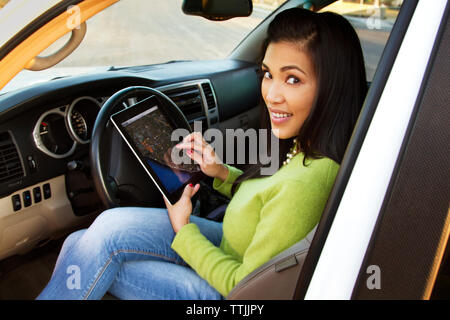 Porträt der Frau im Auto Stockfoto