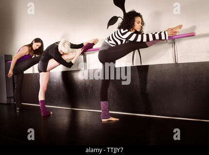 Balletttänzer Stretching im Studio Stockfoto