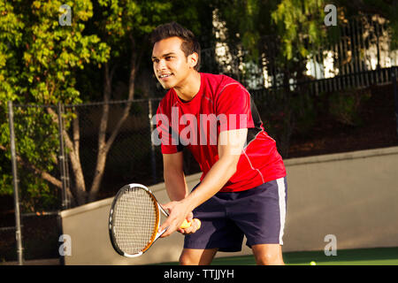 Mann spielt Tennis am Hof Stockfoto