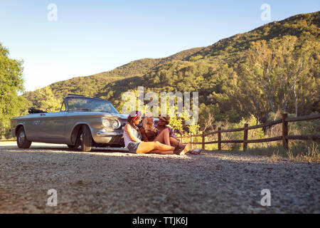 Gerne Frauen sitzen durch Cabrio Stockfoto