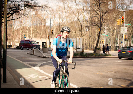 Low Angle View von lächelnden Mann, Radfahren Stockfoto