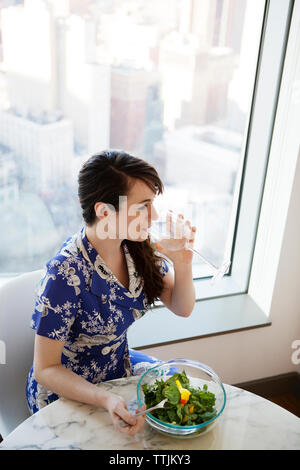 Hohe Betrachtungswinkel von Frau Frühstück zu Hause in Stockfoto