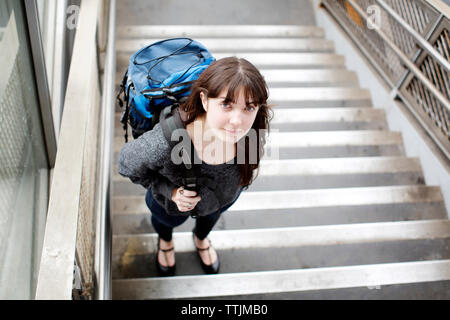 Porträt der Frau, die auf der Treppe am Bahnhof. Stockfoto