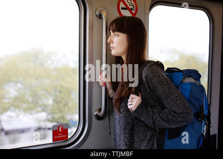 Frau weg, während durch die Tür in den ständigen Stockfoto