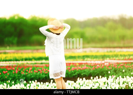 Glückliche Frau an blühenden Feld der Tulpen Stockfoto